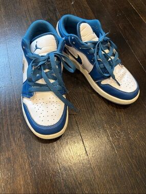 Nike Low-Top Sneakers in White and Blue